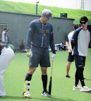 　屋外のフリー打撃を再開した村上