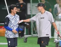　試合前、森敬（左）と談笑する坂本（撮影・伊藤笙子）