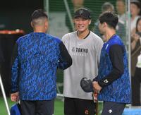 　筒香（左）、伊藤（右）と談笑する坂本（撮影・伊藤笙子）