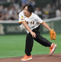 　試合前、ファーストピッチを務めた伊沢拓司（撮影・伊藤笙子）