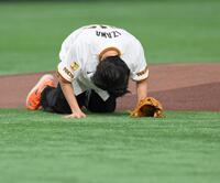 　ファーストピッチを務めるもボールがすっぽ抜けてしまい、崩れ落ちる伊沢拓司（撮影・伊藤笙子）