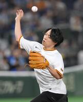 　試合前、ファーストピッチを務めるも、ボールがすっぽ抜けてしまった伊沢拓司（撮影・伊藤笙子）