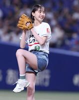 　始球式に登場した井桁弘恵（撮影・市尻達拡）