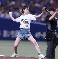 　始球式に登場した井桁弘恵（撮影・市尻達拡）