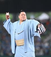 　セレモニアルピッチを行った大栄翔（撮影・園田高夫）