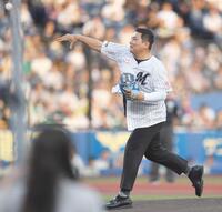 　始球式を務める元ロッテの金泰均氏（撮影・開出牧）