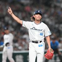 　２回、一塁けん制アウトを決めナンバーワンポーズをする今井（撮影・園田高夫）