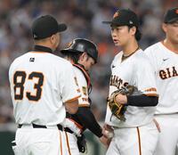 　７回、代打・松尾がコールされ、阿部監督（左）に交代を告げられる山崎（撮影・伊藤笙子）