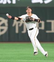 　２回、宮崎の打球を好捕し、アウトにする二塁手の吉川（撮影・伊藤笙子）