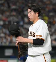 　８回、トレーナーに促されベンチに下がる大勢（撮影・伊藤笙子）