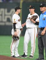 　８回、佐野に四球を与え、顔をしかめる大勢（右）＝撮影・伊藤笙子