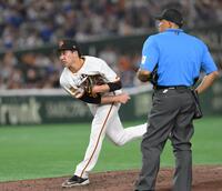 　８回、佐野の打席中に一度投球練習を行う大勢（撮影・伊藤笙子）