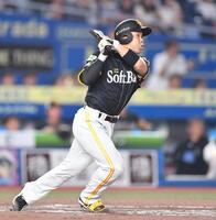 　８回、バットを折られながらも勝ち越しの右前適時打を放つ代打・近藤（撮影・開出牧）