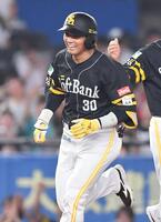 　６回、同点の左越えソロを放ちホームへ向かう佐藤直（撮影・開出牧）