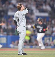 　８回、山川（後方）に中越え本塁打を打たれた横山（撮影・開出牧）