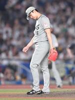 　６回、佐藤直に同点の左越えソロを打たれ肩を落とす種市（撮影・開出牧）