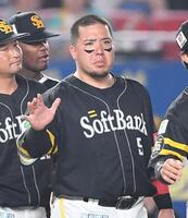 　試合後、丸刈りでナインとタッチを交わす山川（撮影・開出牧）