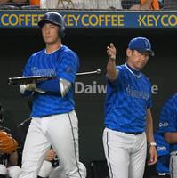 　７回、京田に代えて松尾（左）を送る三浦監督（撮影・伊藤笙子）