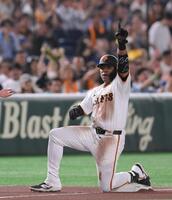 　６回、中越え三塁打を放ち、塁上で喜ぶオコエ（撮影・伊藤笙子）