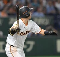 　６回、先制の左犠飛を打ち上げる泉口（撮影・伊藤笙子）