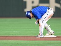 　６回、左線を抜ける打球で二塁を狙うもアウトになった佐野（撮影・伊藤笙子）