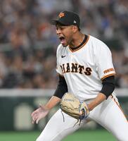 　９回、桑原から空振り三振を奪い、ほえるマルティネス（撮影・伊藤笙子）