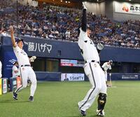 　５回、２ランを放った頓宮は生還しベンチ前でポーズを決める（左は杉本）＝撮影・山口登