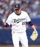 　６回、九里は辰己を空振り三振に打ち取りガッツポーズを決める（撮影・山口登）