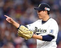 　１回、無失点に抑えベンチに戻る九里（撮影・山口登）