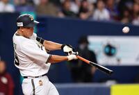 　１回、先制の中犠飛を放つ杉本（撮影・山口登）