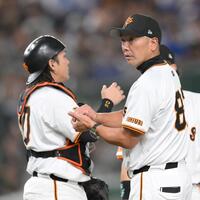 　９回、船迫を交代させ、ボールをこねる阿部監督（撮影・伊藤笙子）