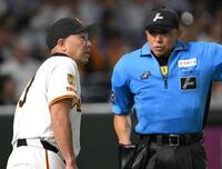 　８回、投手交代を行う阿部監督（撮影・伊藤笙子）