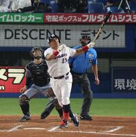 　７回、同点２ランを放つオスナ（撮影・金田祐二）