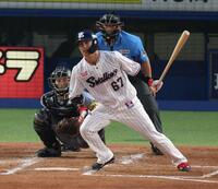 　３回、中前打を放つ伊藤（撮影・金田祐二）