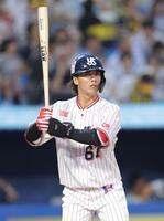 　３回の打席には元のユニホームに戻った伊藤（撮影・西岡正）