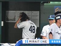 　４回途中で不調を訴えベンチ裏に下がる今井（撮影・園田高夫）