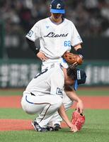 　４回途中でしゃがみこみ不調を訴える今井（撮影・園田高夫）