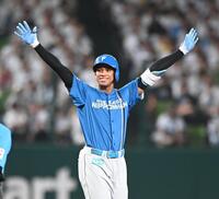 　８回、勝ち越し２点適時二塁打を放ちバンザイする万波（撮影・園田高夫）
