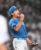 　８回のピンチを切り抜け、ガッツポーズで雄たけびを挙げる伊藤（撮影・園田高夫）