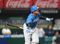 　８回、勝ち越しの右越え２点二塁打を放った万波（撮影・園田高夫）