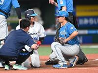 　２回、死球を与えた仲田に謝罪する伊藤（右）＝撮影・園田高夫