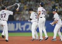 サヨナラ勝ちし、ナインに祝福されるヤクルト・内山壮真（中央）＝神宮球場（撮影・西岡正）