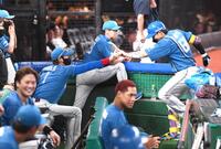 　４回、反撃の一発を放った田宮（右）とベンチで指タッチをする新庄監督（撮影・園田高夫）