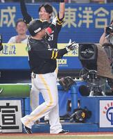 　８回、中越え満塁本塁打を放ちレフトスタンドに向かってどすこいポーズを披露する山川（撮影・開出牧）