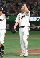 　試合後、スタンドに一礼しベンチへ戻る大勢（撮影・伊藤笙子）