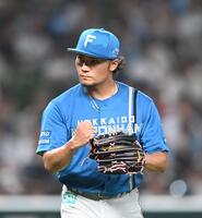 　５回を無失点に抑えガッツポーズをする伊藤（撮影・園田高夫）