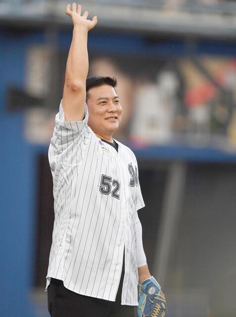 ロッテ OBの金泰均氏が始球式「15年ぶりに呼んでいただいて光栄