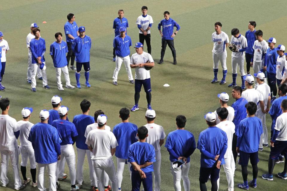 　全体練習の冒頭で選手らに訓示する中日の井上監督（中央）＝バンテリンドーム