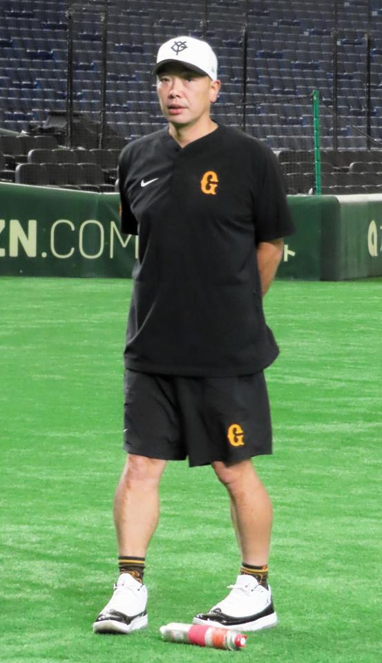 　選手たちの練習を見守る阿部監督