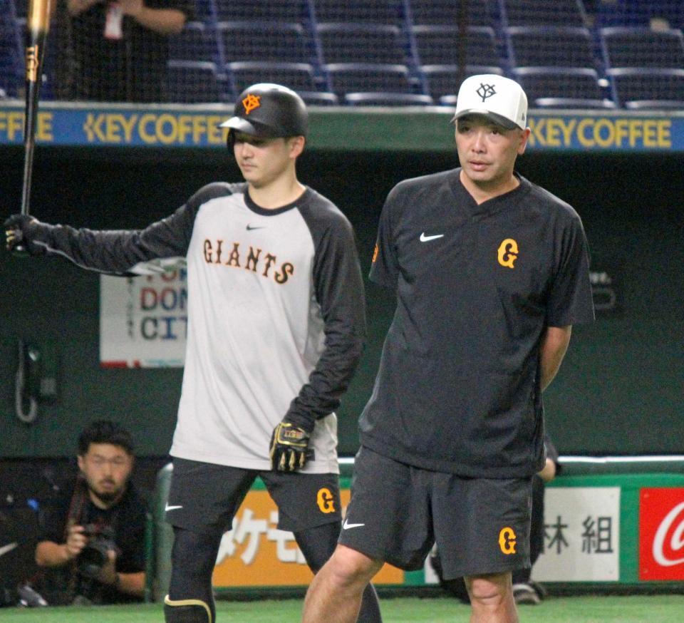 　全体練習に参加した巨人の阿部監督（右）